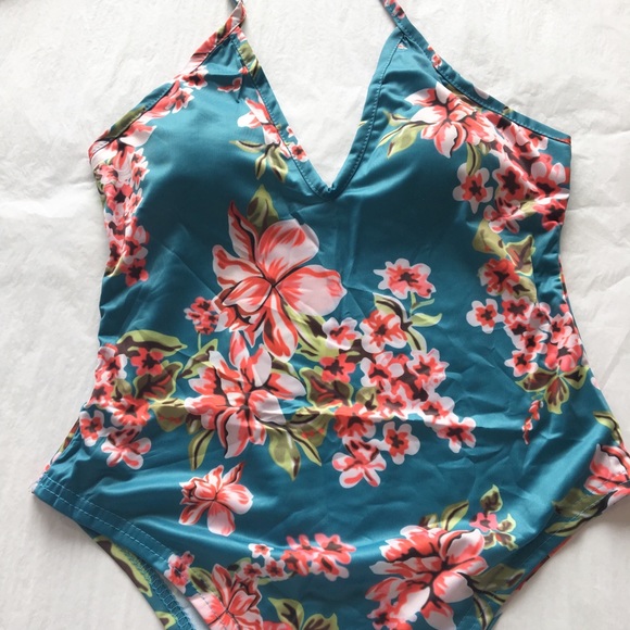 'Emma' One Piece - Picture 3 of 4